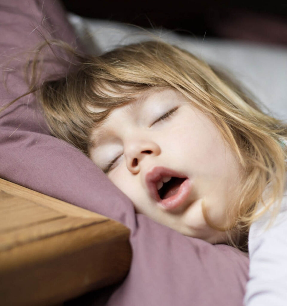 Niña durmiendo plácidamente: la respiración infantil influye en el sueño y el crecimiento